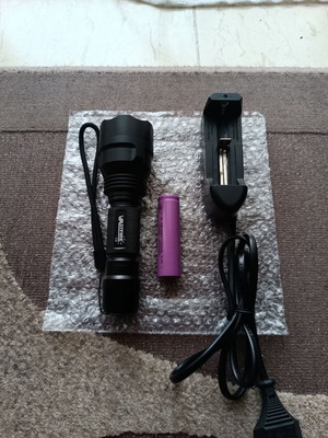 C8 CREE XM-L T6 flashlight new with battery and charger
