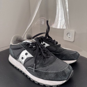 Αθλητικά Saucony 38.5 μαύρα με ασημένιες λεπτομέρειες