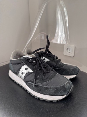 Αθλητικά Saucony 38.5 μαύρα με ασημένιες λεπτομέρειες