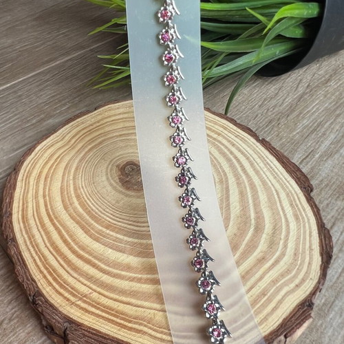 Bracelet new with flower details white and pink