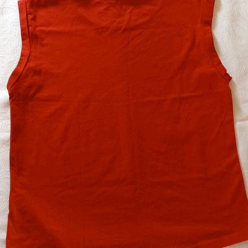 Women's mako sleeveless t-shirt red, like new, size M