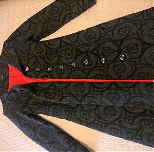 Μαύρο ανάγλυφο vintage παλτό. Ύψος 93cm. Κρυφές τσέπες. Μεγάλα κουμπιά.