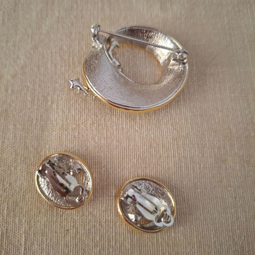 Brooch and earrings set like new with crystals