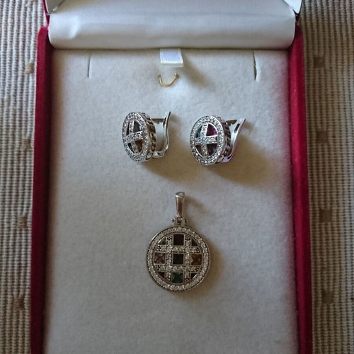 Jewelry set like new with silver round pendant and colorful earrings