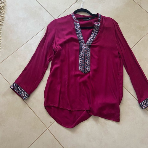 Blouse like new with detail on neckline and sleeves pink size S