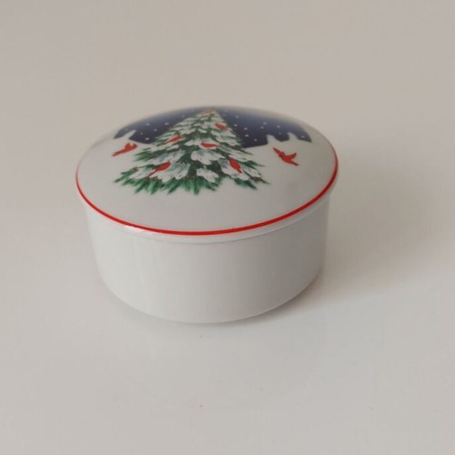 Christmas porcelain trinket box, 9.5cm