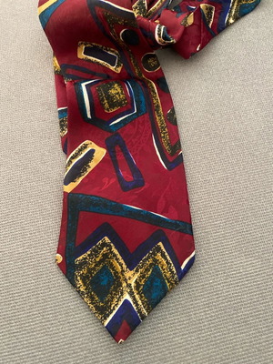 Tie in like-new condition