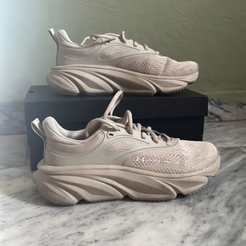 Under Armour athletic shoes like new, size 37.5, beige
