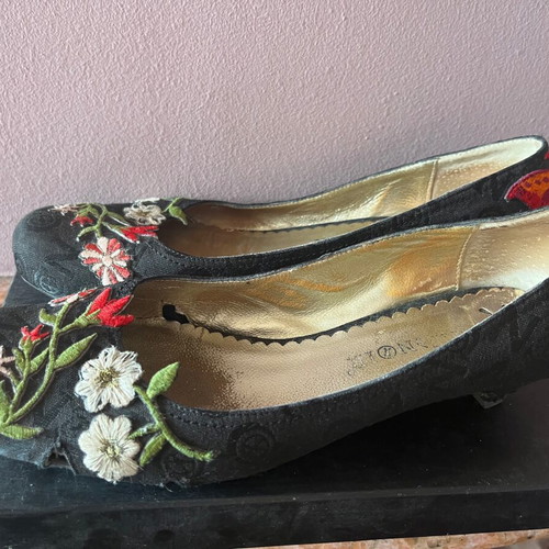 CafeNoir shoes used with embroidery and small 3cm heel, size 39, black and red