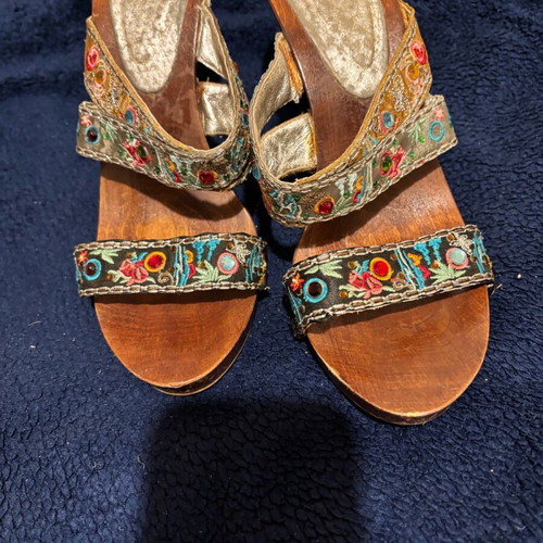 Boho sandal like new with wood and embroidery, 10cm heel, multicolor, size 39