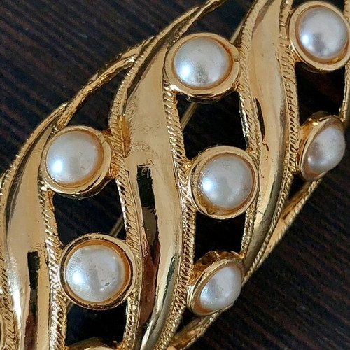 Vintage Faux bijoux brooch used, gold color with white pearls