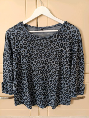 Women's blouse with animal print 3/4 sleeve like new, size M