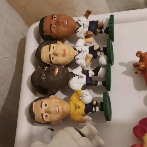 Figures used, single piece