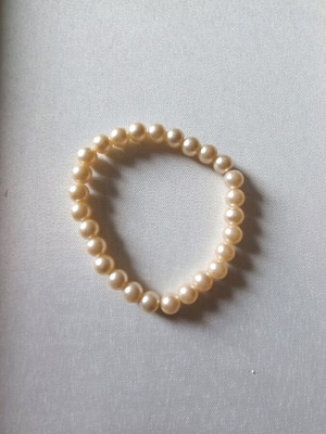 Pearl bracelet like new, beige