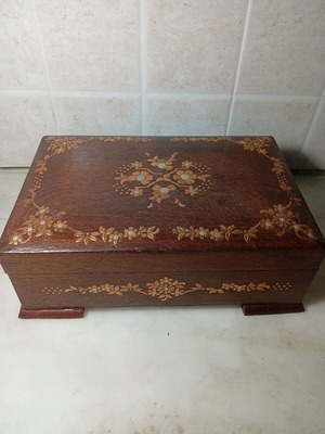 Vintage wooden keepsake or jewelry box like new