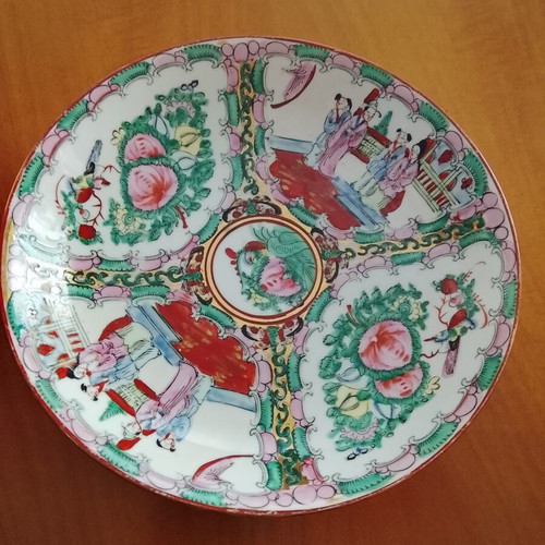 Decorative deep plate like new with rich Chinese export porcelain painting