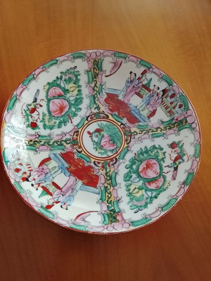 Decorative deep plate like new with rich Chinese export porcelain painting