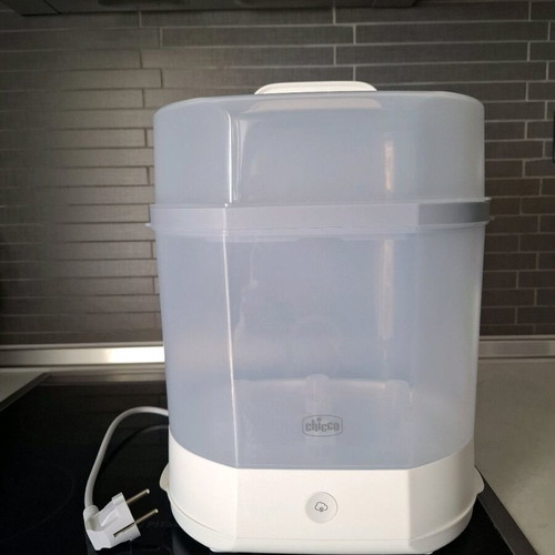 Chicco sterilizer like new, two levels for bottles and accessories