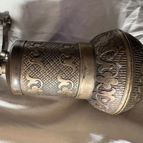 Acar bronze coffee grinder vintage, like new, embossed motifs, 10 cm
