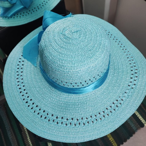 Beach hat with turquoise bow like new