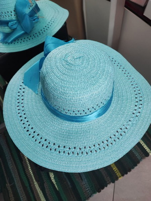 Beach hat with turquoise bow like new