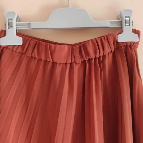Stradivarius midi pleated skirt like new, peach color, sizes XS and S