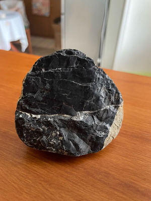 Black flint with quartz vein new