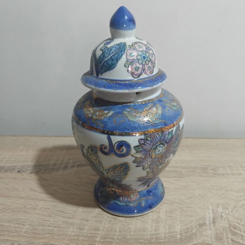 Decorative vase with Delf-type lid used, small chips