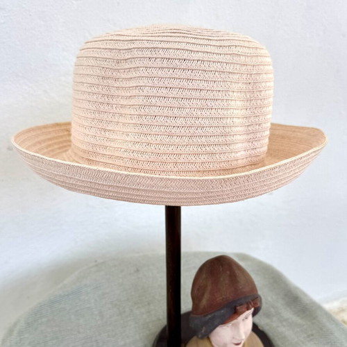 Summer hat made of paper yarn, like new, size S, salmon color