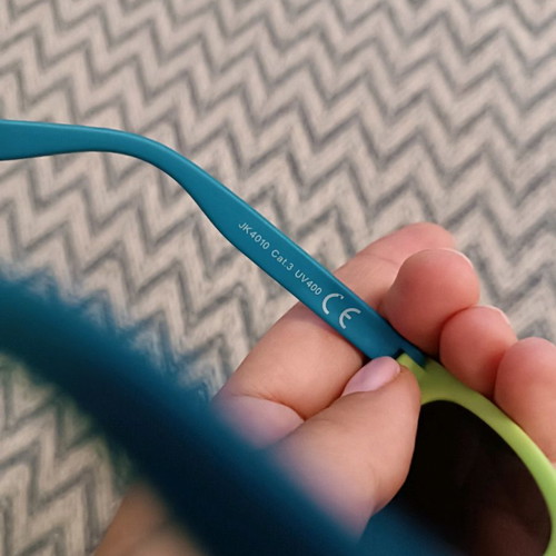 Children's sunglasses used with small scratch