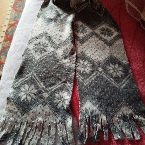 Scarf like new, gray
