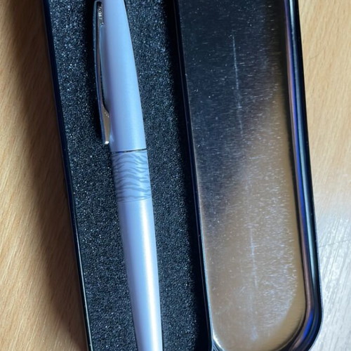 Pilot pen like new, white ink