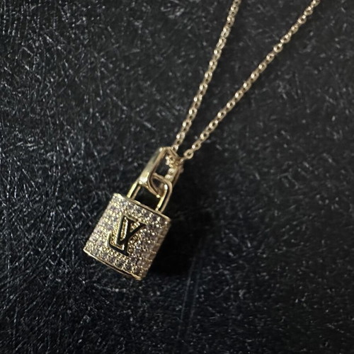 Necklace like new, gold color, stainless steel