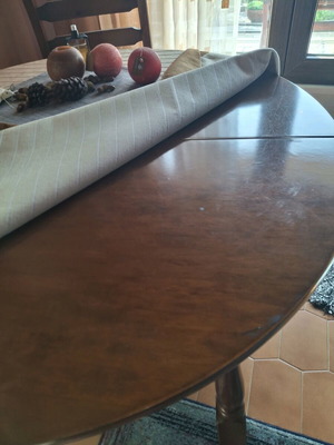 Living room table like new, solid wood