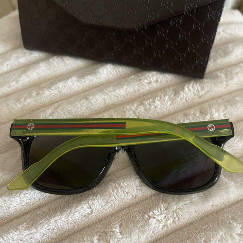 Gucci sunglasses unisex with green mirror lenses and black frame like new