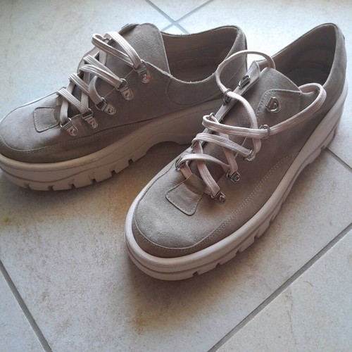 Glamazons beige athletic shoes size 40 new