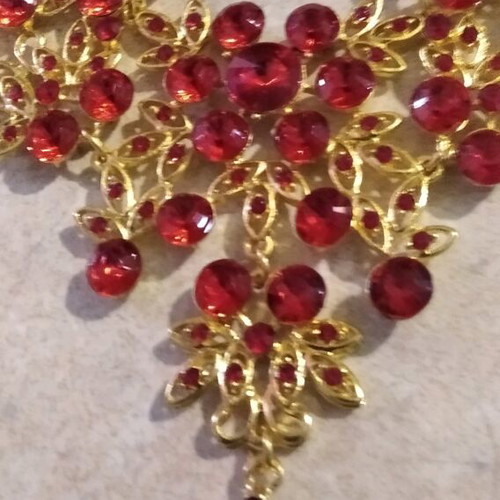 Necklace new gold with red stones