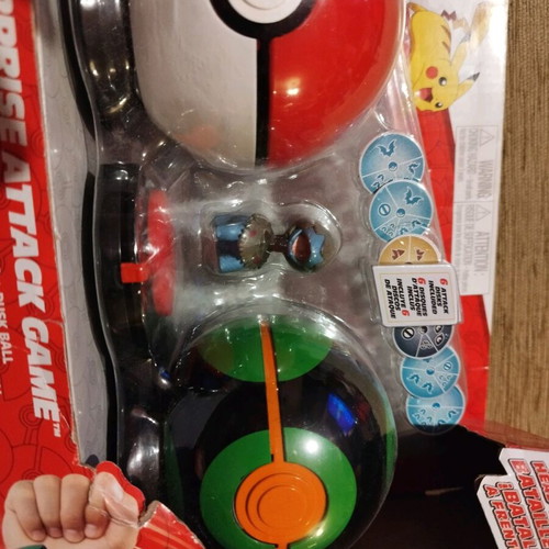 Pokémon surprise attack game new, 2 figures, 2 poke balls, 6 attack disks