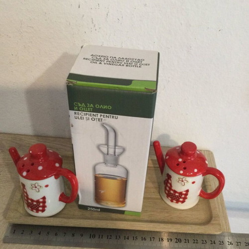 Salt and pepper set like new with bamboo base, 4 pcs