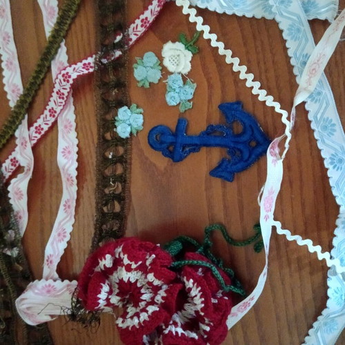Decorative rickrack like new, set with carnation and anchor