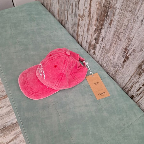 Victoria red stonewashed cotton hat with adjustable back, new