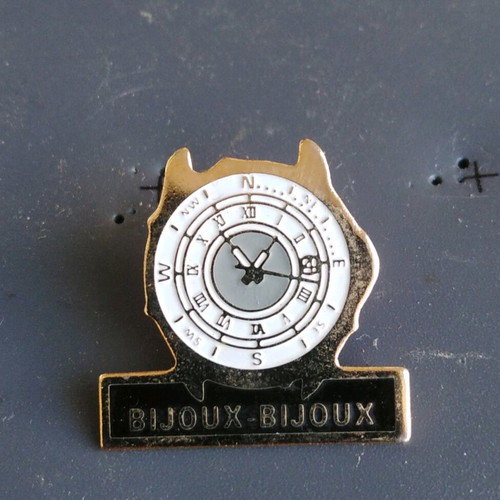 Pin's Pins montre boussole chronometre bijoux-bijoux