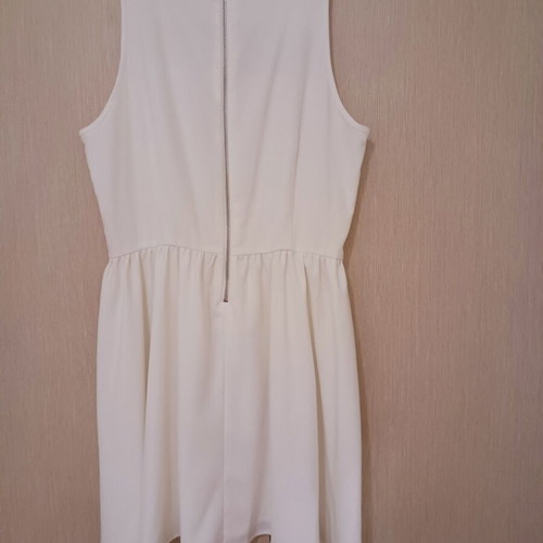H&M white dress used, size 42 with small yellow mark