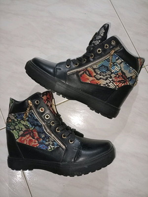 Y2K women's black boots with floral details and internal platform like new