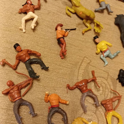Vintage 70s Cowboys and Indians figures used with damages and missing parts