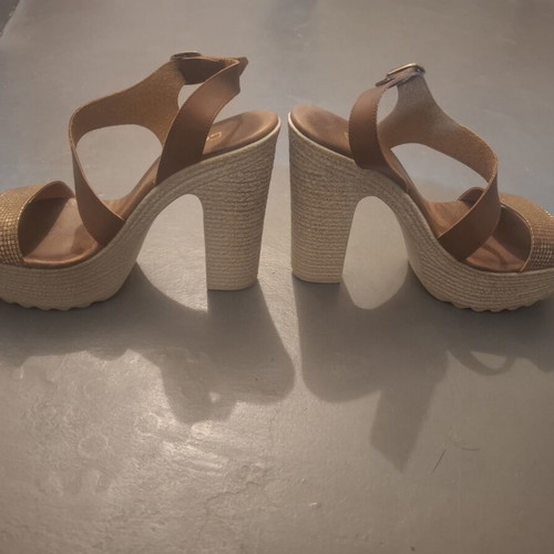 Celebrity platform sandals like new, gold color, size 40
