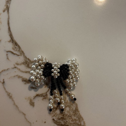 Bow-shaped hair clip with pearls like new, black and white