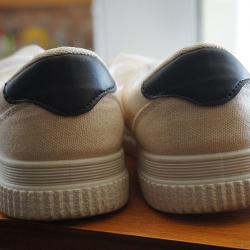 Men's athletic shoes used, size 40, white with tear