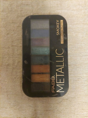 Metallic eyeshadow palette like new