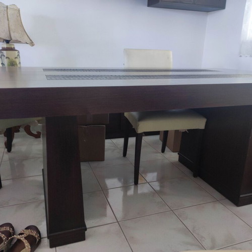 Dining table set like new with leather details and 6 chairs